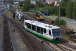 RegioSprinter VT 46 der Vogtlandbahn hat aus Richtung Plauen kommend Einfahrt nach Hof Hbf. In der Abstellung Desiro VT 17 der Vogtlandbahn und ein SKL der DB.
Rechts im Hintergrund die Reste des Bw Hof mit Lokschuppen. 05.08.2012 