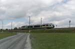 Die Vogtlandbahn auf dem Weg nach Hof - Am 23 Mai 2013, ein paar Tage vor dem groen Regen, war Desiro VT 25 der Vogtlandbahn von Zwickau nach Hof unterwegs.
Hier bei Reuth wird der Scheitelpunkt der Strecke erreicht.
Da durch die Bauarbeiten fr die Elektrifizierung viele Brcken erneuert werden mssen, hier bei Reuth gleich zwei, mssen die Autofahrer im Vogtland viele Umleitungen in Kauf nehmen.
In Reuth hat man eine Behelfsumfahrung angelegt, die ehemals ein Feldweg war und unter der Bahn hindurch fhrt, um die Anwohner vor riesigen Mehrkilometern zu bewahren.
Bahnstrecke 6362 Leipzig - Hof.