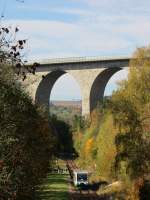 19.10.2013 13:29 VT 33 der Vogtlandbahn wegen SEV aus Oelsnitz (Vogtland) nach Plauen (Vogtland) Oberer Bahnhof vor der Kulisse der Elstertalbrcke am Bedarfshalt Pirk.