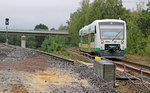 VT 57, ein Stadler Regio-Shuttle RS1 der Vogtlandbahn, hat am 05.10.2016 auf dem Weg nach Gera Hbf gerade die Stelle passiert, wo am vorletzten Oktoberwochenende die Überleitung auf die