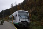 Der Vogtlandbahn VT65 (650 565) hat am 30.10.2016, als VBG20807, den Bf Kraslice erreicht und wird erst eine Stunde später als MOs17019 nach Sokolov weiter fahren. 