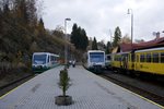 VT40 (654 040) der Vogtlandbahn und 650 064 von GW Train Regio, am 30.10.2016, im Bf Kraslice. Der RegioSprinter fährt als VBG20820 nach Zwickau Zentrum und der RS1 von GW Train Regio fährt als MOs17027 nach Sokolov. 