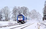 Die Diesellok ER 20-015 fährt mit dem ALX 84138 aus München Hbf nach Lindau Hbf in Mollenberg vorbei.Bild 17.12.2017