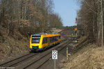 Der gelbe Triebwagen alias 1648 704 der Oberpfalzbahn durchfährt gerade den Ort Reuth, 02.04.2016