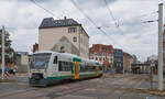 Am 20.09.2021 war VT152 der Vogtlandbahn GmbH als VBG 80229 unterwegs von Zwickau Zentrum nach Adorf. Gerade hat der Triebwagen die Haltestelle Zwickau Zentrum verlassen. Bis zur Haltestelle Zwickau Stadthalle teilt sich die Vogtlandbahn die Strecke mit der Zwickauer Straßenbahn. 