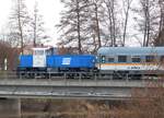 Länderbahn D04 (98 80 0270 012-4 D-DLB) beim Rangieren des ALEX-Zuges aus dem Bahnhof Schwandorf heraus auf der Brücke über die Naab. 02.03.2022