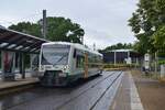 650 566 fährt in Zwickau Stadtbad ein. Ab hier teilt der Zug sich die Strecke per Dreischienengleis mit der Straßenbahn bis Zwickau Zentrum.

Zwickau 28.07.2023