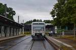 650 152 steht in Zwickau Stadtbad in Richtung Zwickau Hbf und wartet auf Abfahrt. Das Bild wurde von einem Überweg gemacht.

Zwickau 28.07.2023