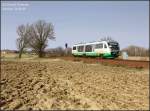 VT07 der Vogtlandbahn ist hier - gemietet von der ODEG - als OE92481 Hoyerswerda-Grlitz bei Litschen(Lohsa) unterwegs. 21.03.09