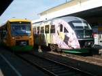 VT 04B (WM-Werbe-Desiro) der Vogtlandbahn nach Regensburg am 22.9.2007 in Schwandorf; links Regioshuttle VT 33 der Oberpfalzbahn nach Furth im Wald