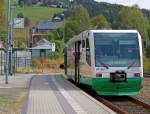 Bevor die Fahrgste auf den Bahnsteig drngen, wurde dieses Bild gemacht: 654 038 (VT38) als VBG83117 in Klingenthal, 11.9.09.