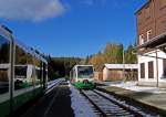 V.l.n.r.: 654 045 (VT45) als VBG83121, ein unbekannter,  unsichtbarer  RVT als VBG83222 und 654 033 (VT33  Karlovy Vary/Karlsbad ) als VBG83146/83122 in Zwotental, 19.10.09.