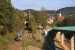 Die neue Brücke am Hp Elsterberg-Kunstseidenwerk, Umgehungsstraße und Ersatz des Po31 zugleich, ermöglicht aber auch diesen neuen Blick Richtung Elsterberg und Elsterberger Tunnel, hier