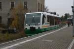 VT34 der VBG mit Ziel Zwickau(Hbf.)bei seinem planmigen Halt in Netschkau.11.11.09.