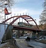  Vogtlandbahn goes west  knnte dieses Bild aufgrund der noch vom Skispringen in Klingenthal hngenden US-Amerikanischen Flagge heien: 654 041 (VT41) als VBG20819 Zwickau - Graslitz in Klingenthal