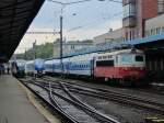 23.7.2014 13:55 ČD 242 276-4 mit einem Schnellzug (R) nach Praha hl.n. im Startbahnhof Cheb. Links abgestellter Triebzug ČD 844 016-6  RegioShark . Ganz links VT 19 der Vogtlandbahn nach Marktredwitz.