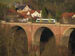 VT der Vogtlandbahn von Stadler auf dem Weg nach Falkenstein passiert gerade die Elstertalbrücke.