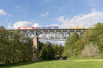 Ein Güterzug gezogen von einem OHE-Hercules in Richtung Hof überquert am 20.05.2016 den Röslau-Viadukt bei Thölau nahe Marktredwitz