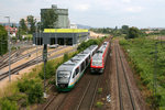 Vom Safferlingsteg kann man sehr gut den regen Personen- und Güterverkehr in Regensburg ablichten,
sowie das neben der Strecke befindliche Betriebswerk der Agilis.
VT 20 + VT 16 haben in Kürze das Ziel Regensburg Hbf erreicht.
Aufnahmedatum: 11.07.2013