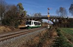 Bilder aus 20 Jahre Vogtlandbahn, Bild vom Dia.
VT31 war der zuerst gelieferte RegioSprinter der Vogtlandbahn und wurde 2016 nach Österreich verkauft, dort wird er im Saisonverkehr auf der Wachaubahn eingesetzt.
Auf dem Bild ist er noch weitestgehend im Lieferzustand unterwegs als RB8687 von Plauen ob. Bf nach Schleiz West, hier bei Ausf. aus dem Bf Mehltheuer am 16.10.1998. Heute ist hier nichts mehr wie auf dem Bild, der Bf umgebaut auf ESTW, die Brücke durch einen Neubau ersetzt und die Strecke nach Hof elektrifiziert.  