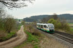 VT12 der Vogtlandbahn als OPB79741 von Marktredwitz nach Regensburg kurz vor Pechbrunn, 22.04.2016