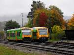 650 652B sowie 650-076B der Waldbahn stehen im Bhf.