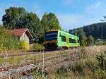 VT 19 der Waldbahn fährt aus Richtung Bayrisch Eisenstein in den Bahnhof Regen ein.