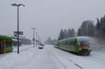 Mit Schneeverwehungen vom Dach verlässt die Waldbahn den Bahnhof Zwiesel.