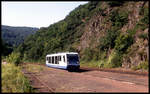 VT 6.002.1 der Dürener Kreisbahn fährt hier am 25.7.1995 in Heimbach ein.