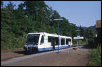 VT 6.002.1 der DKB ist hie am 25.7.1995 im Bahnhof Heimbach angekommen.
