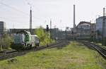 Als Lz rollt die an Duisport rail vermietete DE 18 von Vossloh am 22.04.2021 durch Hohenbudberg, im Hintergrund die Anlagen der Bayer-Werke in Krefeld-Uerdingen