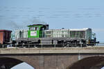 Eine Vossloh DE18 (4185 037-3)  dieselt  über die Hochfelder Eisenbahnbrücke. (Duisburg, August 2022)