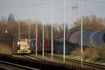 Eine Diesellok der Duisport Rail kommt mit einem Containerzug aus dem Logport I.
Aufgenommen am 17.02.2014 vom Haltepunkt Rheinhausen Ost.