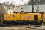 V 130.13 (ex 293 001-4) der ebw-Cargo (Eisenbahnbewachungs-GmbH Wrzburg) zieht einen Bauzug durch Regensburg Hbf.