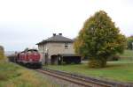 212 047 + 212 370 am 12.10.2008 vor dem Bahnhofsgebude von Gebenbach mit einem Schotterzug. (Strecke Amberg-Schnaittenbach)