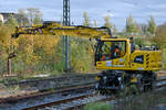 Ende Oktober 2020 warteten vier Zweiwegebagger Liebherr 922 rail auf den  Startschuss  zu Bauarbeiten an der Hattinger Eisenbahnbrücke.