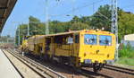 EIFFAGE RAIL mit einer Gleisstopfmaschine, ich vermute eine P&T 08-475 UNIMAT 4S + Schotterprofiliermaschine (99 80 9423 041-7 D-ERD) am 16.09.20 Berlin Buch.