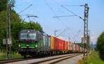 Deutsche bunte Bahn: 193 237 mit bunten Containern bei Bernau an der KBS 951 in Richtung Salzburg (11.06.2021)