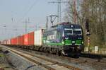Die von ELL an Rail Force One vermietete 193 955 ist am 05.04.2023 in Lintorf mit einem Güterzug in Richtung Süden unterwegs