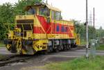 Rangierarbeiten in Krefeld Anrather Strae. Am Vormittag des 8.5.2010, ist EH 867 mit Rangieraufgaben beschftigt. Eine V160 der DB AG hatte einen Zug ins Werk gebracht, der nun aufgeteil werden muss.