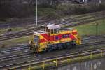 Am 23.12.2013 rangiert Lok 858 der Eisenbahn und Häfen auf dem Gelände der Hüttenwerke Krupp Mannesmann (HKM) in Duisburg-Hüttenheim.