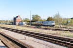 187 310-8 Railpool GmbH für evb logistik mit einem Schienenschleifzug in Rathenow.