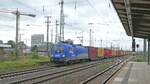 182 911 mit einem Güterzug der Eisenbahnen- und Verkehrsbetriebe Elbe-Weser bei der Durchfahrt durch den Bremer Hbf.
Aufgenommen im Juli 2021.