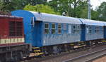 Hier die blauen dreiachsigen ehemaligen DB Bahndienstwagen, die jetzt wohl als Personenwagen für Charter- und Sonderfahrten dienen, im Bild der Wagen mit der Nr.