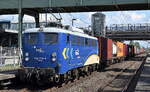 Eisenbahnen und Verkehrsbetriebe Elbe-Weser GmbH, Zeven mit ihrer  140 774-1  (NVR:  91 80 6140 774-1 D-EVB ) und einem Containerzug am 23.05.24 Durchfahrt Bahnhof Berlin-Hohenschönhausen.