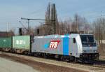 Lokportrait der glnzenden 185 680-6 der EVB bei der Durchfahrt mit einem Containerzug in Hamburg-Unterelbe am 07.04.10.