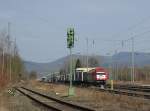 Die heutigen fnf Bilder stehen ganz im Zeichen des Diesel! Den Anfang macht 420 13 der EVB, die am 13.03.2011 mit einem Containerzug in Richtung Sden durch Eschwege West kam.