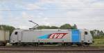 Mal im Seitenprofil: 185 676-4 von Railpool fr EVB bei der Durchfahrt mit Containerzug in Richtung Sden in Eschwege West. Aufgenommen am 14.06.2011.