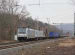 185 673-2 mit Containerzug in Fahrtrichtung Sden. Aufgenommen am 21.02.2012 beim B Eltmannshausen/Oberhone.