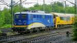 die 140 870-7 der evb stand am 9.7.14 abgestellt in Hamburg-Harburg vor Teilen eines Bauzuges